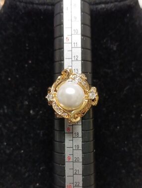 White Shell Pearl and Simulated Diamond 1.10 ctw Ring in Goldtone